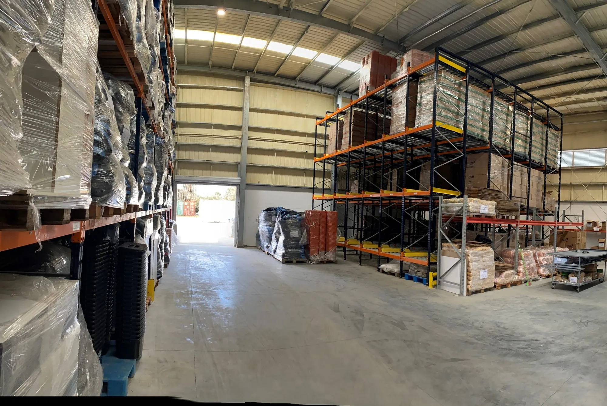 Estanterías del depósito de DISTRICO