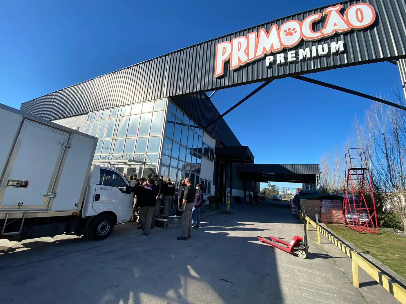 Camión con la marca Primocão cargando mercadería en la Casa Matriz